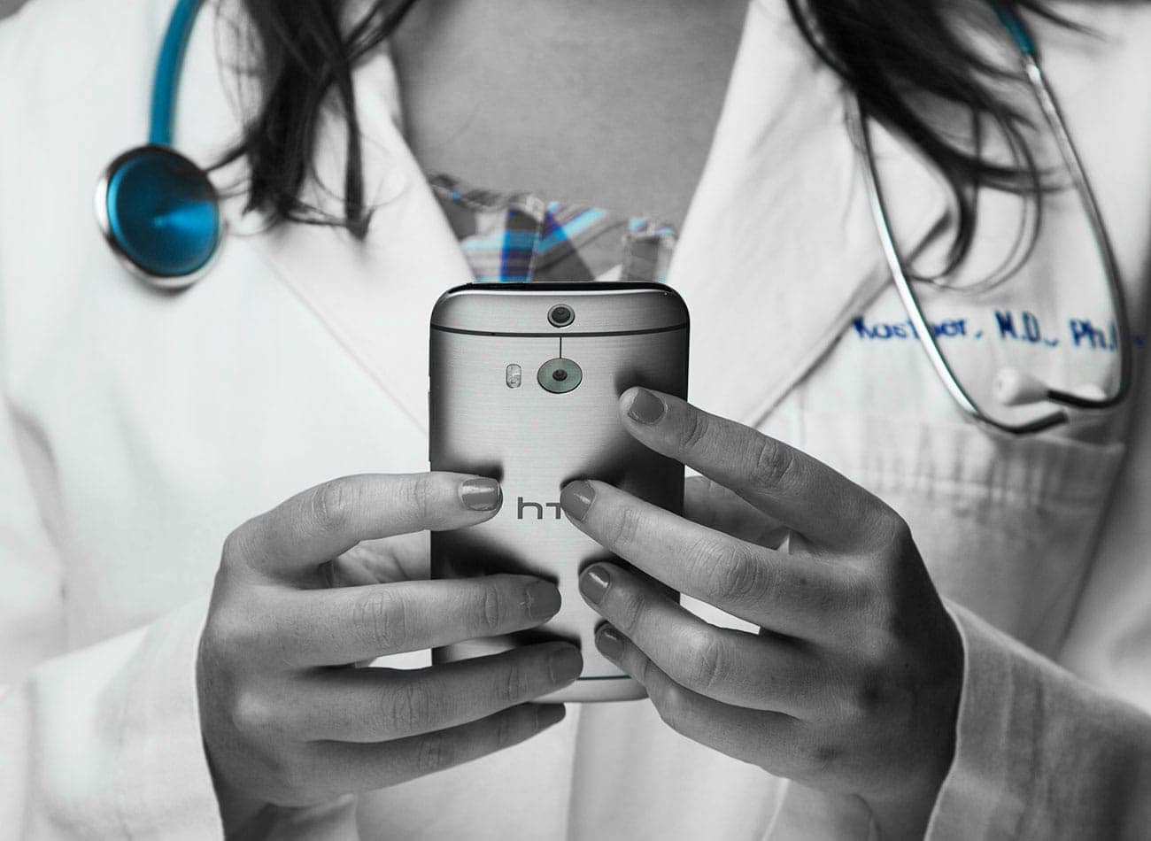 Médecin consultant un smartphone